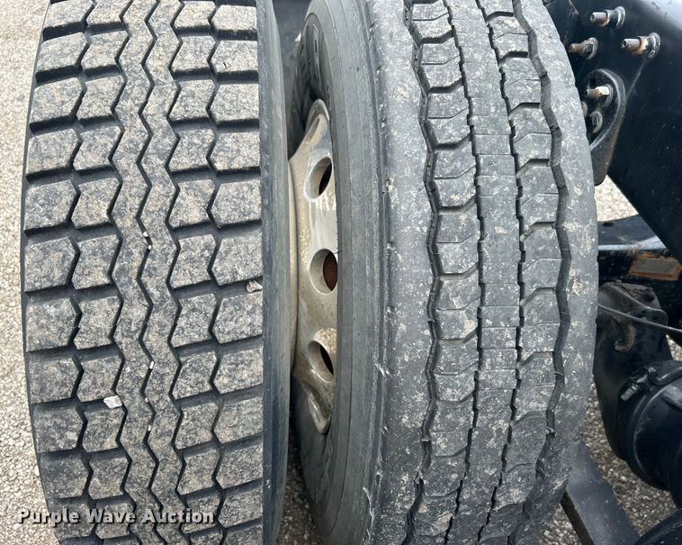 image for item EG1530 2011 Freightliner Cascadia 132 semi truck