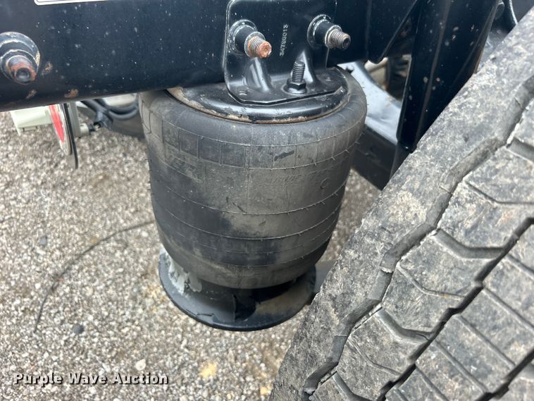 image for item EG1530 2011 Freightliner Cascadia 132 semi truck