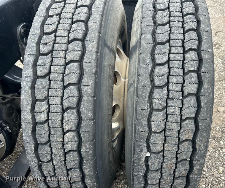 image for item EG1530 2011 Freightliner Cascadia 132 semi truck