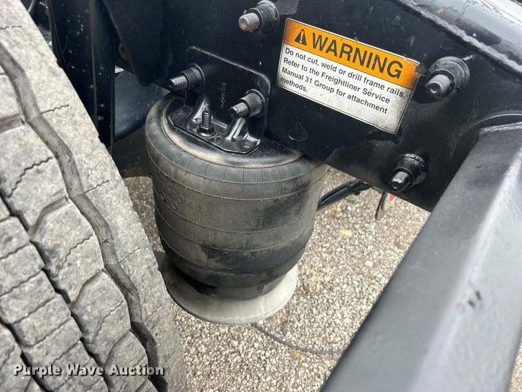 image for item EG1530 2011 Freightliner Cascadia 132 semi truck