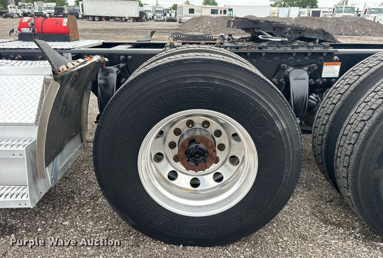 image for item EG1530 2011 Freightliner Cascadia 132 semi truck