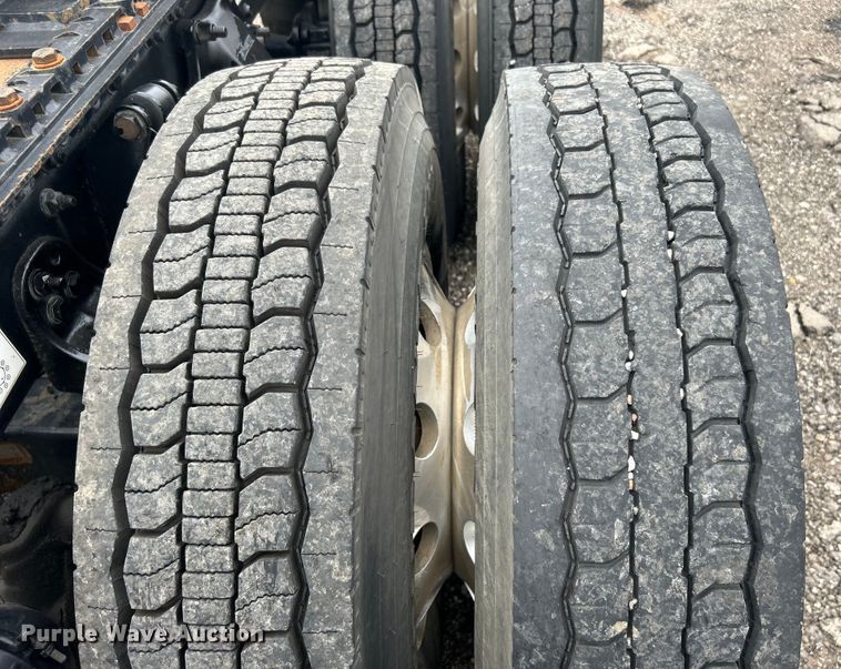 image for item EG1530 2011 Freightliner Cascadia 132 semi truck