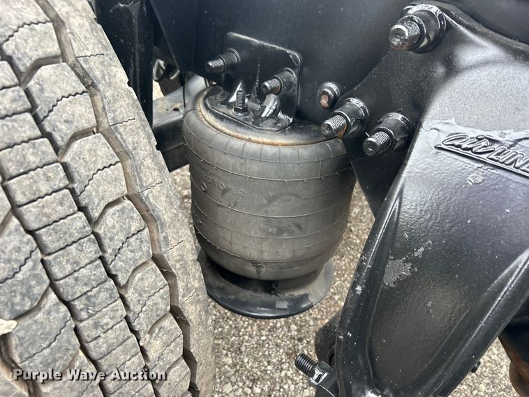 image for item EG1530 2011 Freightliner Cascadia 132 semi truck