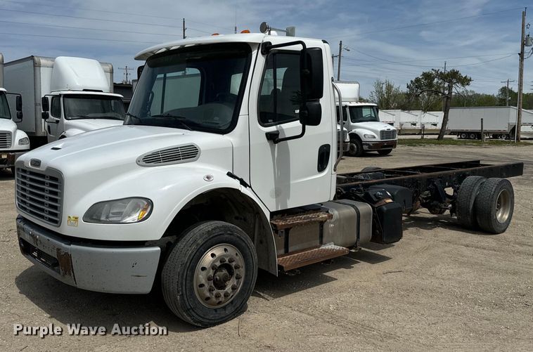 image for item EJ2684 2017 Freightliner  Business Class M2 truck cab and chassis