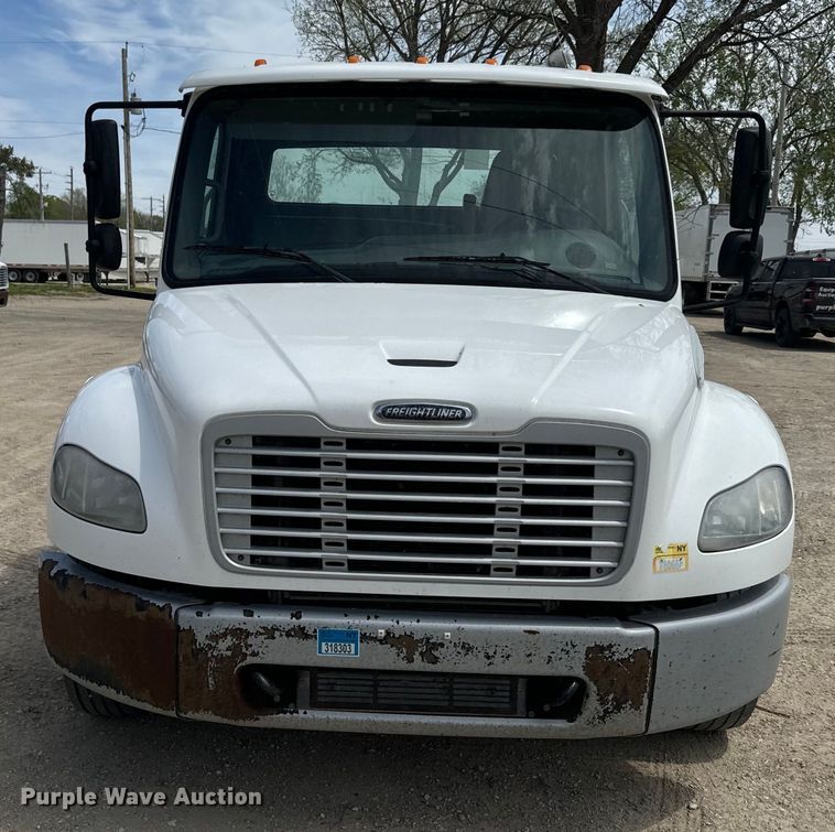 image for item EJ2684 2017 Freightliner  Business Class M2 truck cab and chassis
