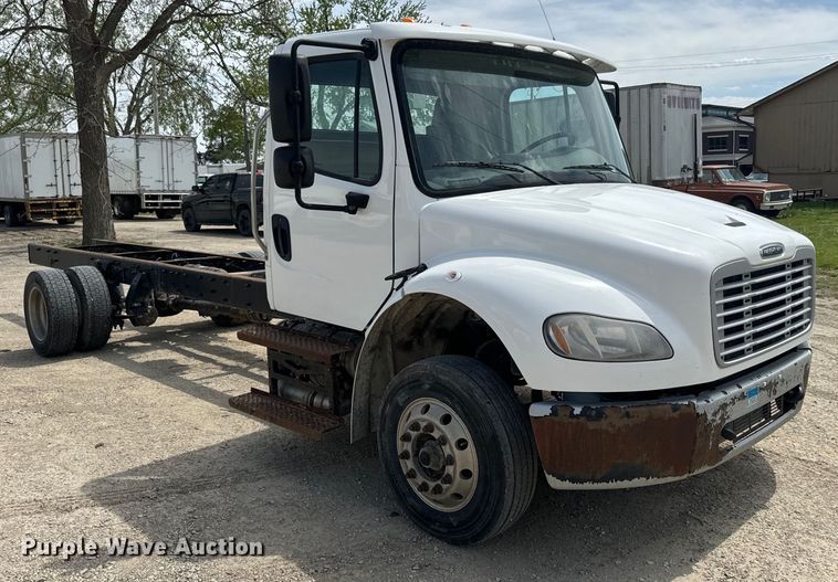 image for item EJ2684 2017 Freightliner  Business Class M2 truck cab and chassis