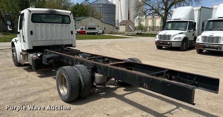 image for item EJ2684 2017 Freightliner  Business Class M2 truck cab and chassis