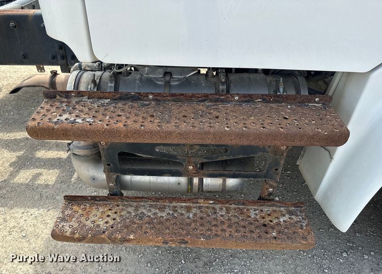 image for item EJ2684 2017 Freightliner  Business Class M2 truck cab and chassis