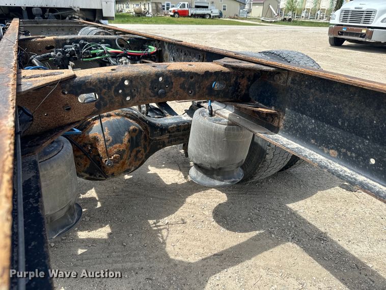 image for item EJ2684 2017 Freightliner  Business Class M2 truck cab and chassis