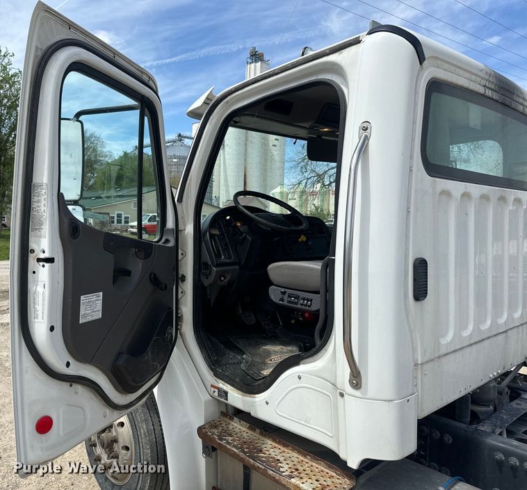 image for item EJ2684 2017 Freightliner  Business Class M2 truck cab and chassis