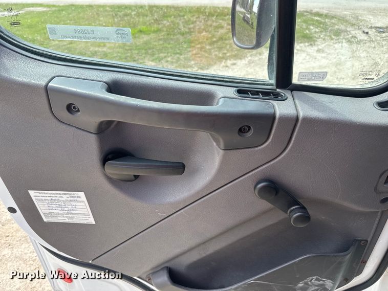 image for item EJ2684 2017 Freightliner  Business Class M2 truck cab and chassis