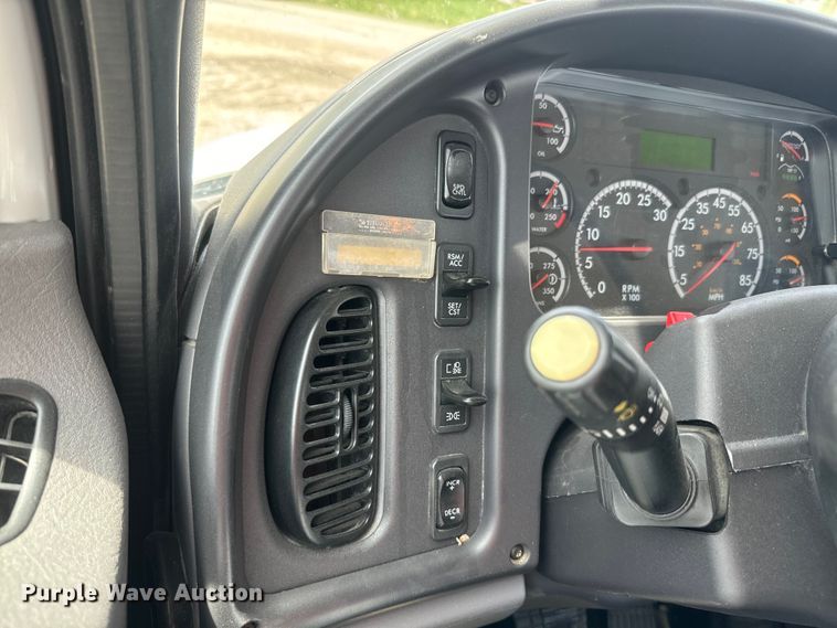 image for item EJ2684 2017 Freightliner  Business Class M2 truck cab and chassis