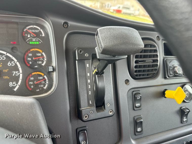 image for item EJ2684 2017 Freightliner  Business Class M2 truck cab and chassis