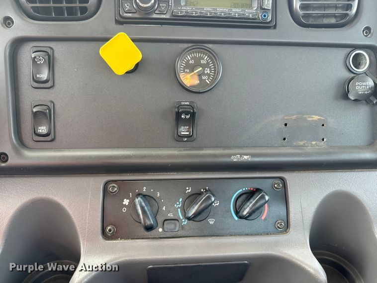 image for item EJ2684 2017 Freightliner  Business Class M2 truck cab and chassis