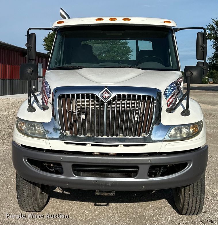 image for item EJ6339 2006 International  8500 semi truck