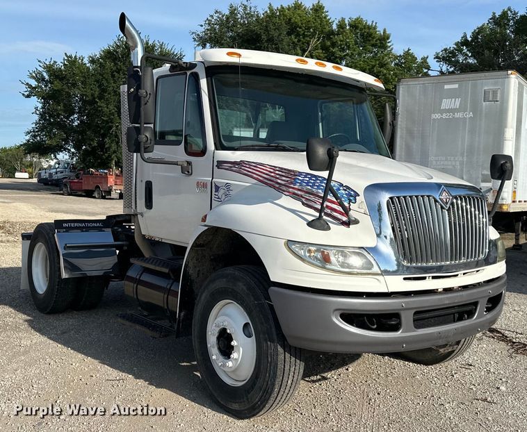 image for item EJ6339 2006 International  8500 semi truck