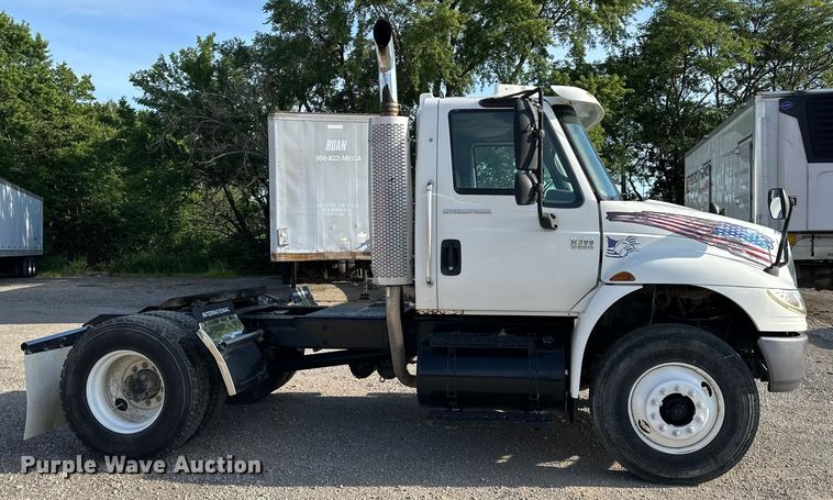 image for item EJ6339 2006 International  8500 semi truck