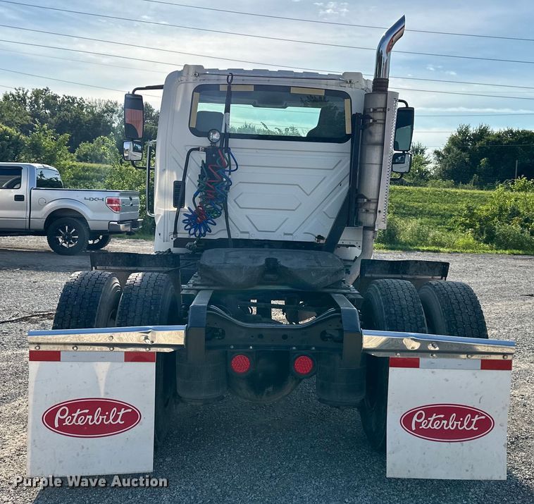 image for item EJ6339 2006 International  8500 semi truck