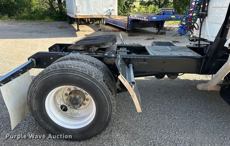 image for item EJ6339 2006 International  8500 semi truck