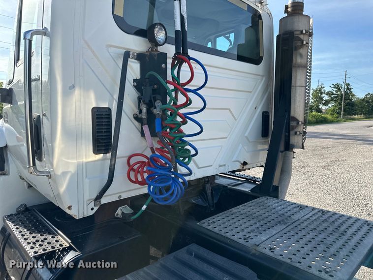 image for item EJ6339 2006 International  8500 semi truck