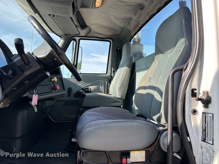 image for item EJ6339 2006 International  8500 semi truck