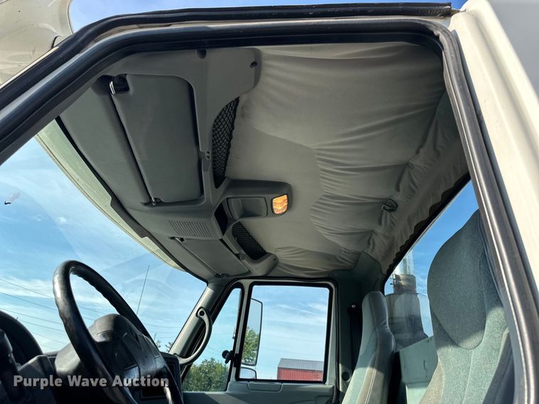 image for item EJ6339 2006 International  8500 semi truck