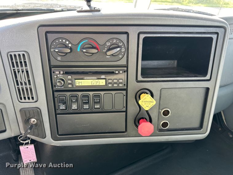 image for item EJ6339 2006 International  8500 semi truck