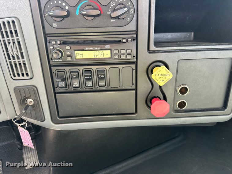 image for item EJ6339 2006 International  8500 semi truck