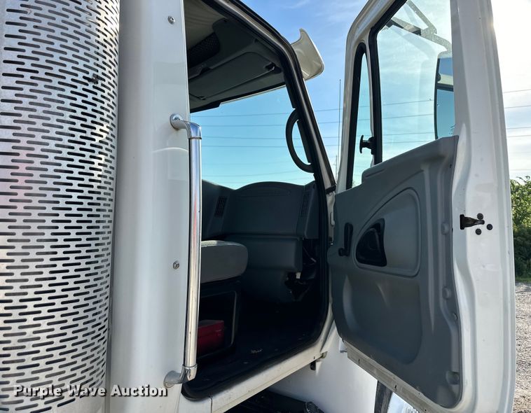 image for item EJ6339 2006 International  8500 semi truck