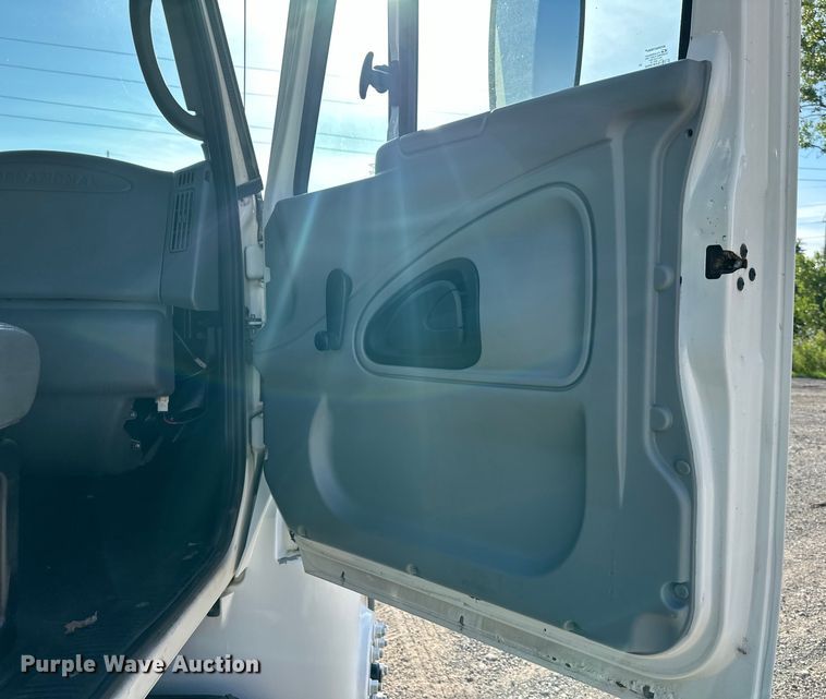 image for item EJ6339 2006 International  8500 semi truck