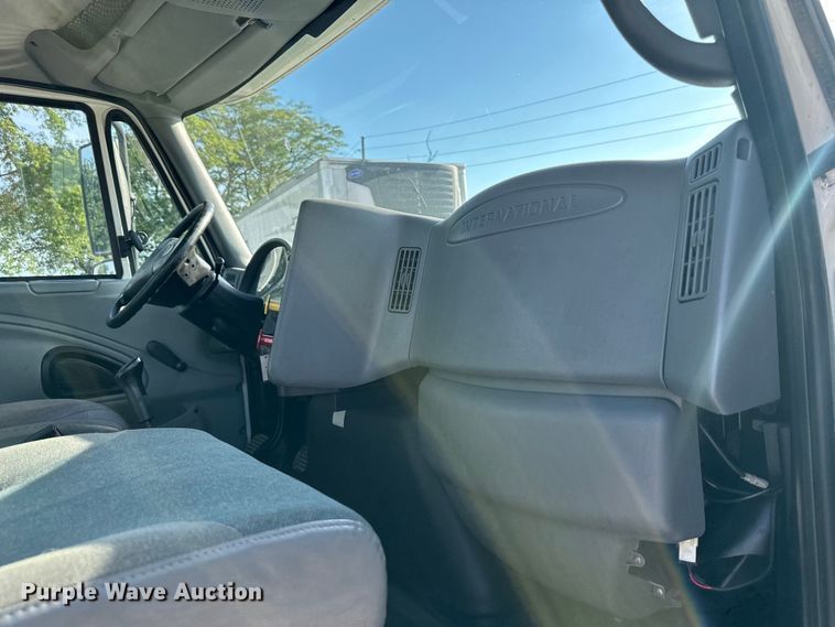 image for item EJ6339 2006 International  8500 semi truck