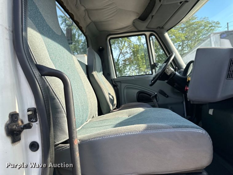 image for item EJ6339 2006 International  8500 semi truck