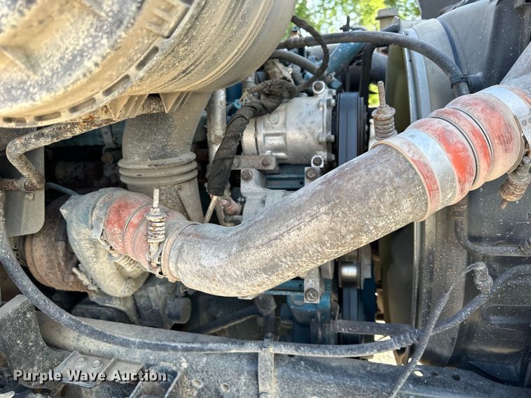 image for item EJ6339 2006 International  8500 semi truck