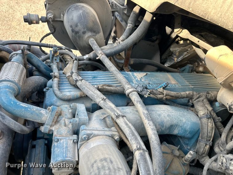 image for item EJ6339 2006 International  8500 semi truck