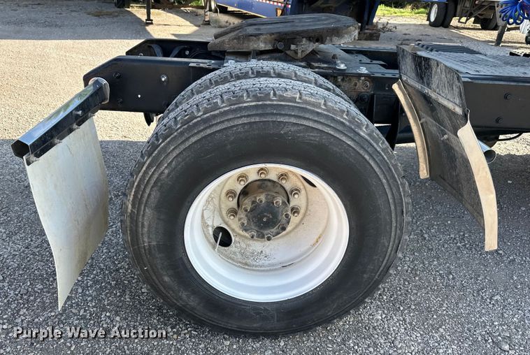 image for item EJ6339 2006 International  8500 semi truck