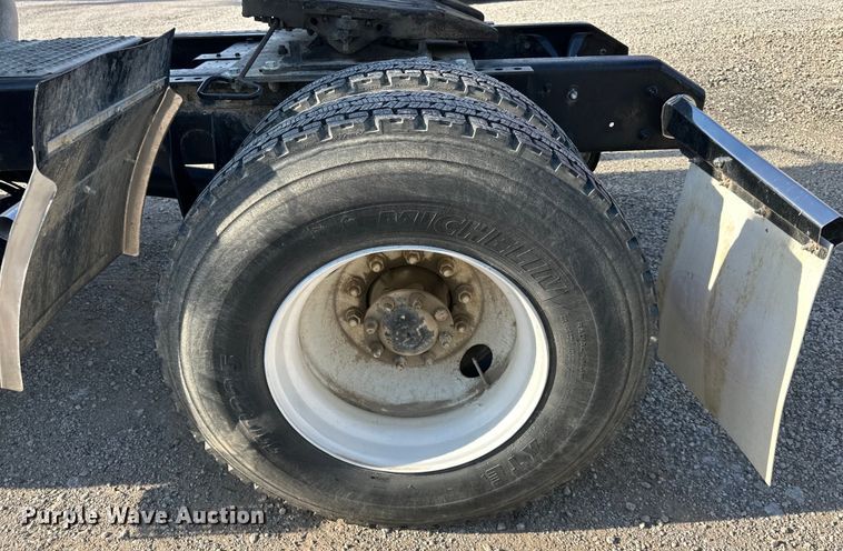 image for item EJ6339 2006 International  8500 semi truck