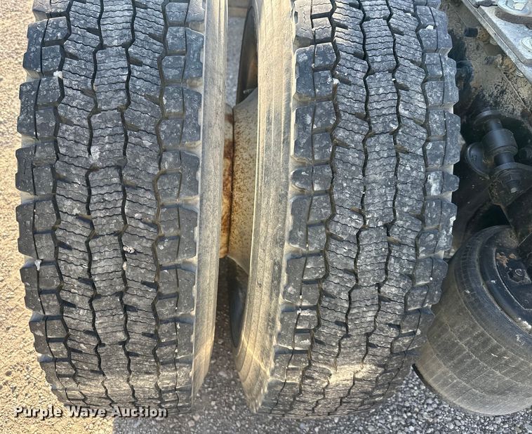 image for item EJ6339 2006 International  8500 semi truck