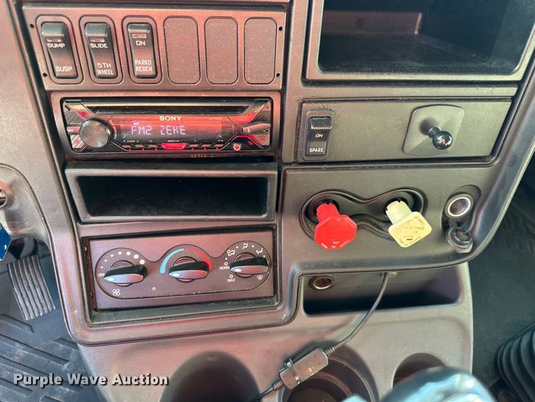 image for item EJ6895 2014 International ProStar Plus 122 semi truck