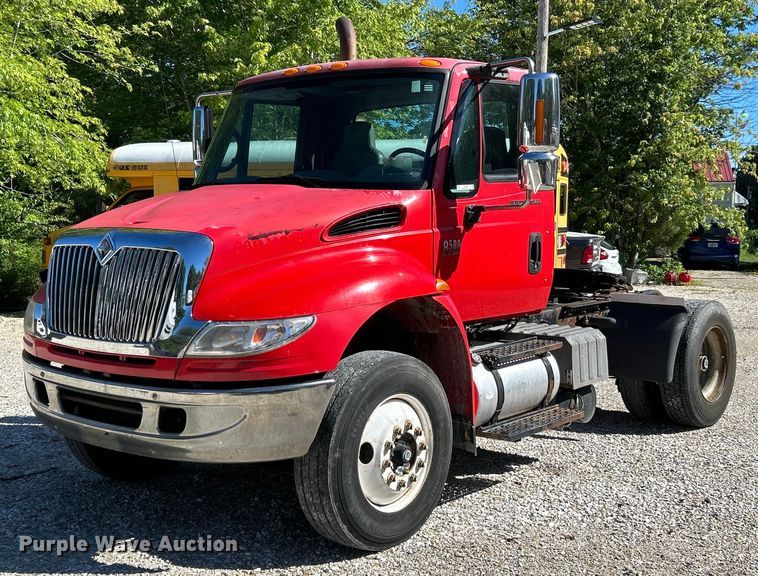 image for item EK4881 2003 International  8500 semi truck