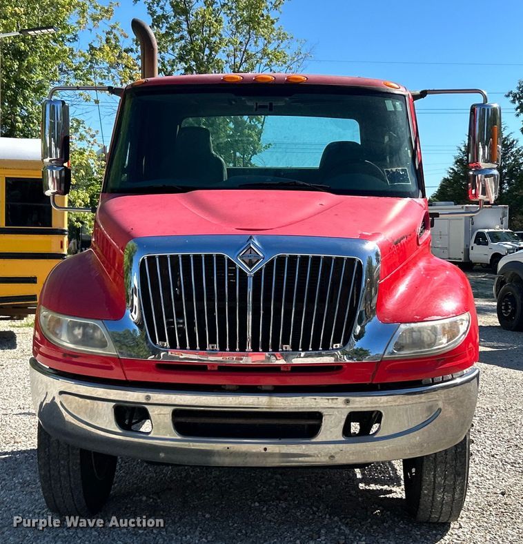 image for item EK4881 2003 International  8500 semi truck