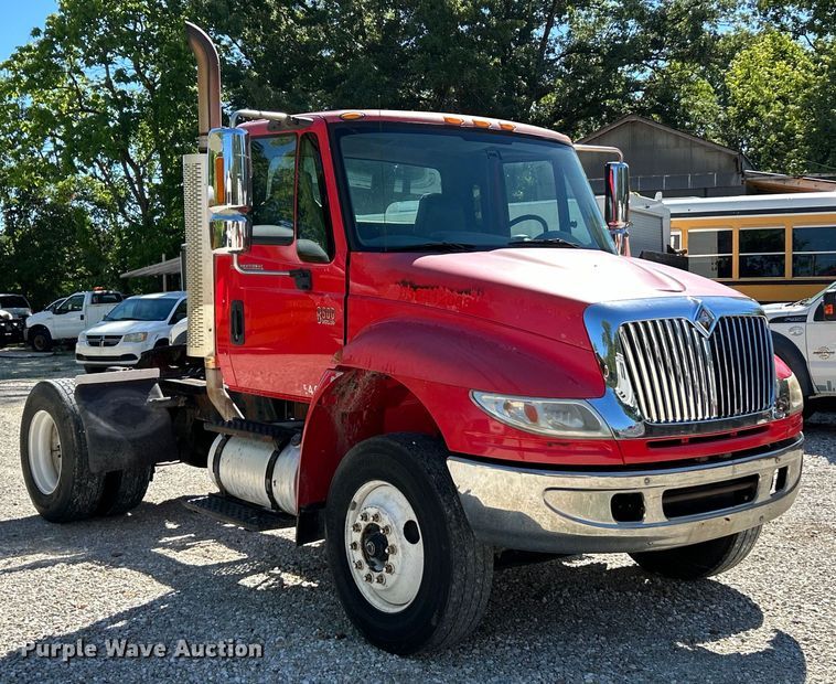 image for item EK4881 2003 International  8500 semi truck