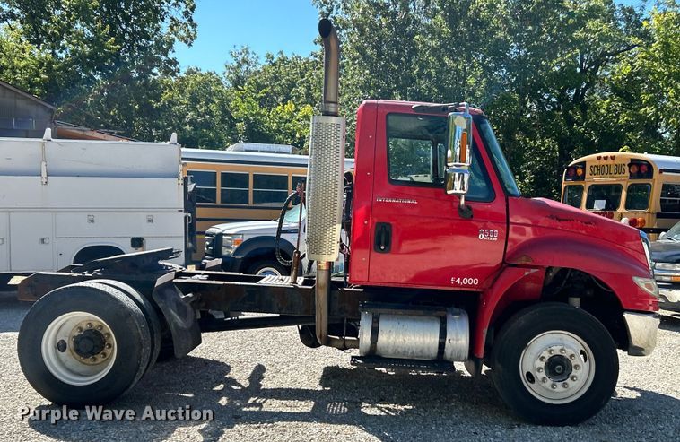 image for item EK4881 2003 International  8500 semi truck