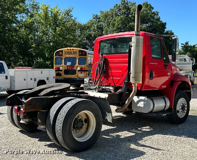 image for item EK4881 2003 International  8500 semi truck