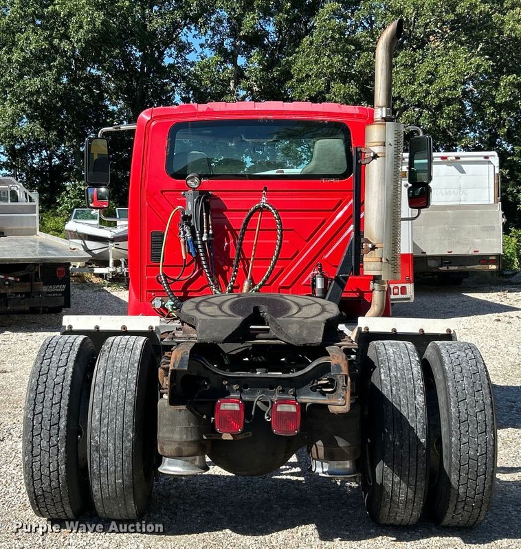 image for item EK4881 2003 International  8500 semi truck