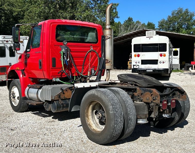 image for item EK4881 2003 International  8500 semi truck