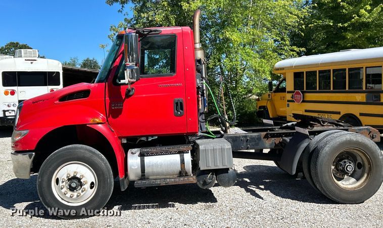 image for item EK4881 2003 International  8500 semi truck