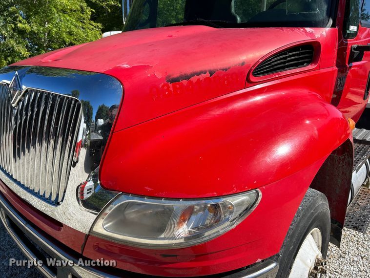 image for item EK4881 2003 International  8500 semi truck