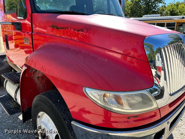 image for item EK4881 2003 International  8500 semi truck