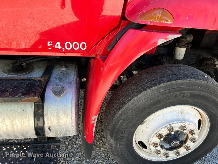 image for item EK4881 2003 International  8500 semi truck