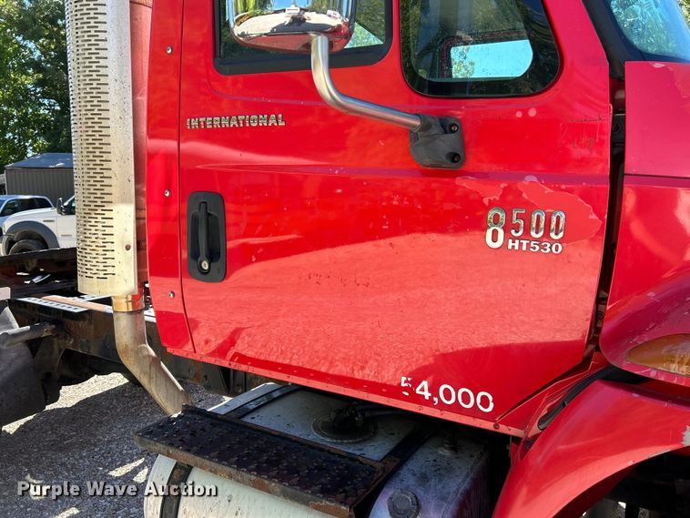 image for item EK4881 2003 International  8500 semi truck